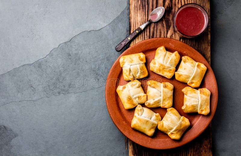 Mini Chilenische Empanadas Auf Lehmplatte Mit Typischem Chilenischem ...