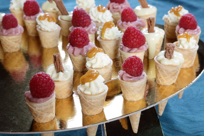 Mini cones de gelado foto de stock. Imagem de cones, creme 24558640