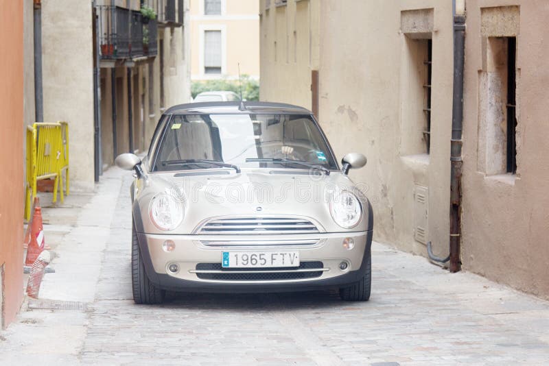 Mini Cooper en el pavimento del casco antiguo de Girona imagen de archivo Mini Cooper en el pavimento del casco antiguo de Girona imagen de archivo