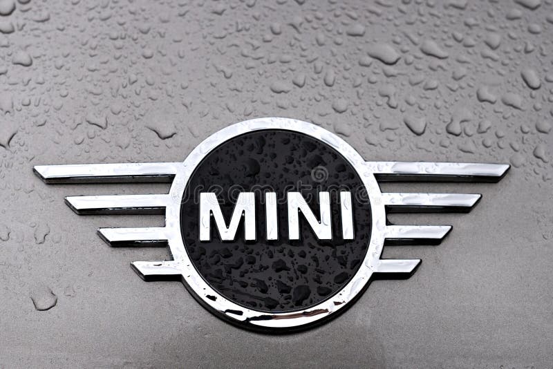 Mini Cooper samochodowy logo na granu Mini Cooper samochodzie z podeszczowymi kroplami fotografia royalty free Mini Cooper samochodowy logo na granu Mini Cooper samochodzie z podeszczowymi kroplami fotografia royalty free