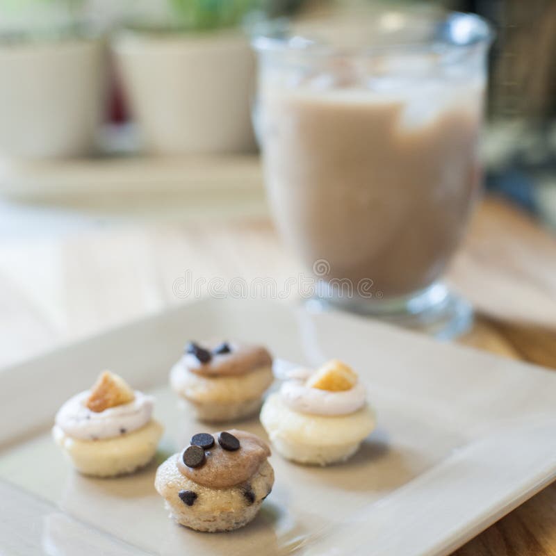 Mini Cupcakes met Bevroren Koffie royalty-vrije stock fotografie Mini Cupcakes met Bevroren Koffie royalty-vrije stock fotografie