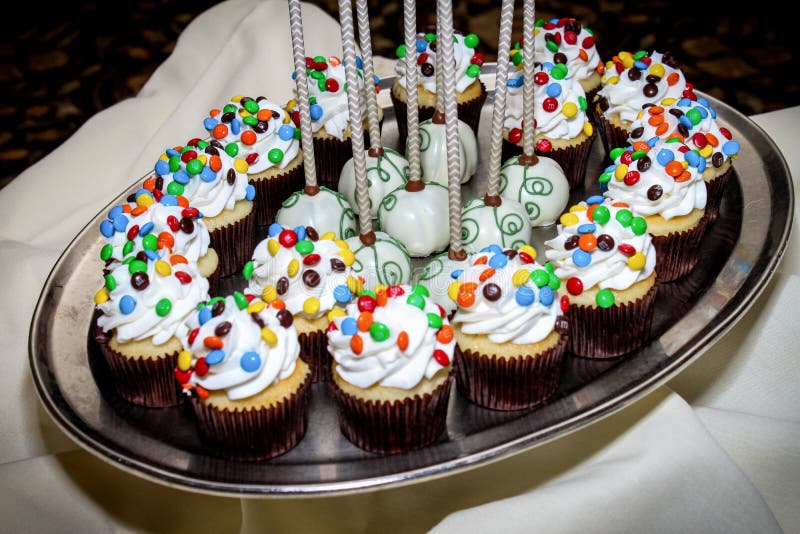 Mini Cupcakes- und Schokoladen-Kuchen knallt auf einem Silbertablett stockfotografie