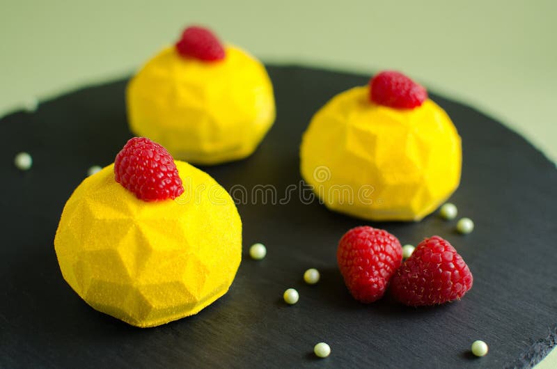 Mini dolci della mousse del lampone e del limone immagine stock libera da diritti Mini dolci della mousse del lampone e del limone immagine stock libera da diritti