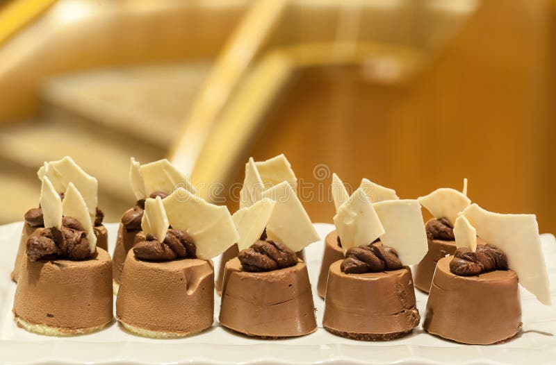 Mini dolci di cioccolato Mini dolci deliziosi Varietà di mini dessert dolci fotografie stock Mini dolci di cioccolato Mini dolci deliziosi Varietà di mini dessert dolci fotografie stock