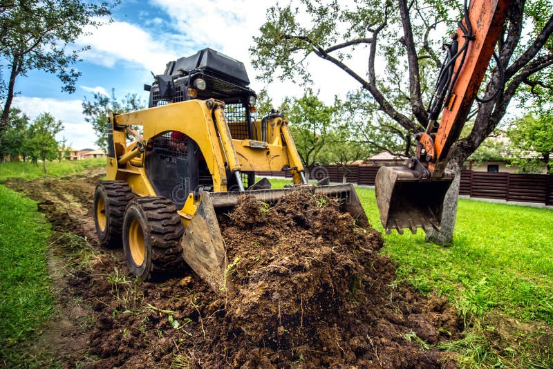 mini escavadora que trabalha com terra, solo movente e fazendo ajardinando trabalhos imagem de stock mini escavadora que trabalha com terra, solo movente e fazendo ajardinando trabalhos imagem de stock