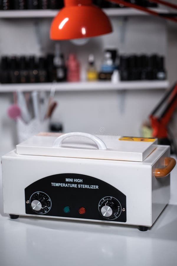 Mini Esterilizador De Alta Temperatura En Salón De Manicura Foto