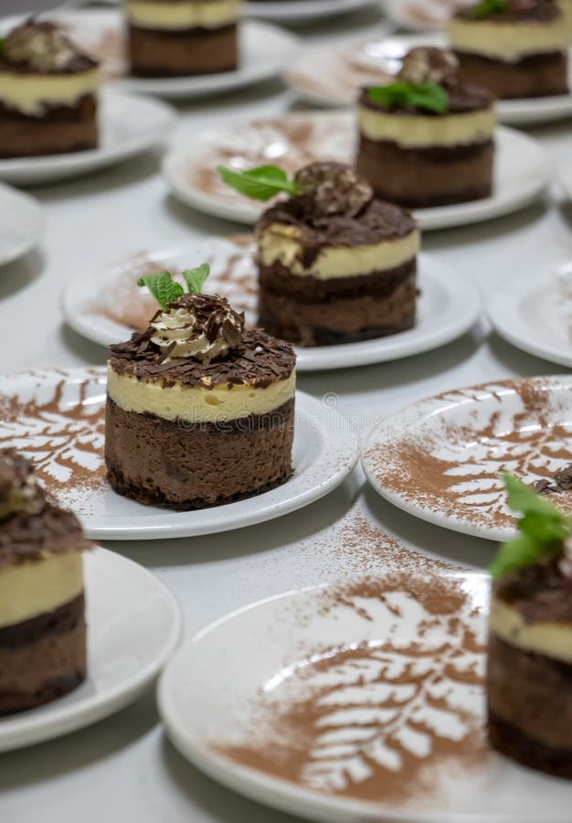 Mini Gâteaux Avec Diverses Garnitures Gâteaux Coupés En Couches Sur Une  Planche De Bois Avec Décor