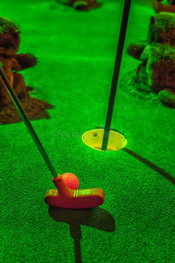 Mini golf, batte et boule photographie stock Mini golf, batte et boule photographie stock