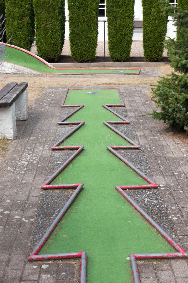 Mini- hål för golfgräsplanhinder arkivfoton Mini- hål för golfgräsplanhinder arkivfoton