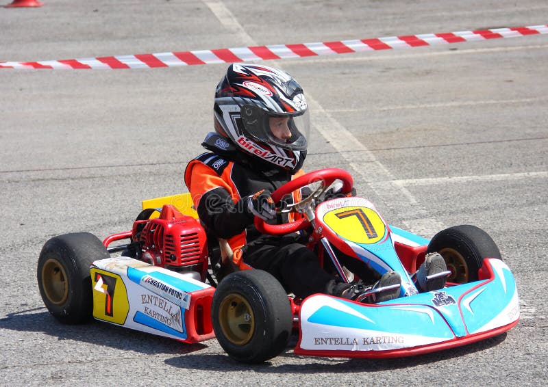 Kart Racing Ou Karting é Uma Variante Das Corridas De Moto Com Roda Aberta  Fotografia Editorial - Imagem de homem, carro: 173210897