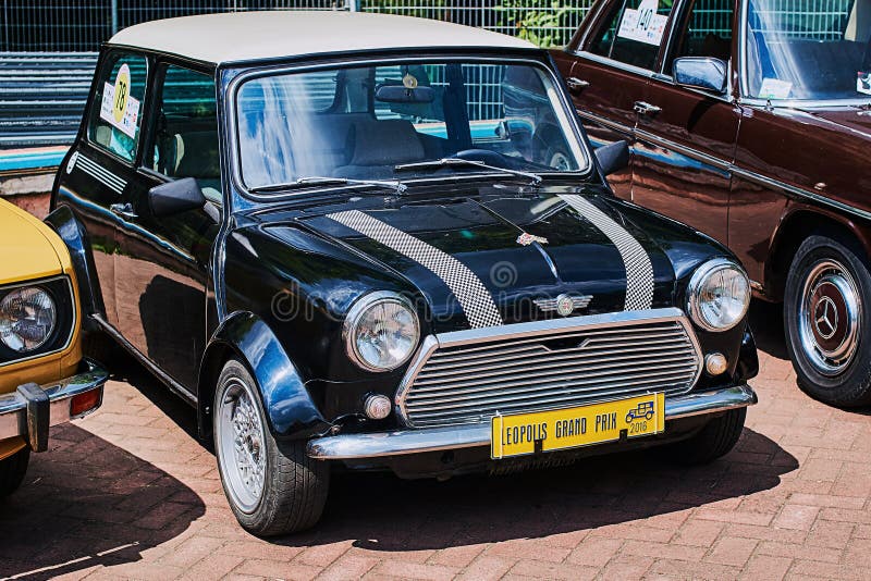 Mini Mark Vl-bil med gamla vintage, snylta svarta, strippade royaltyfri bild Mini Mark Vl-bil med gamla vintage, snylta svarta, strippade royaltyfri bild