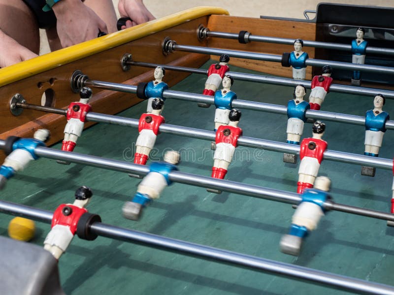 Mini- modig tabell för fotboll i övre sikt för slut royaltyfri bild Mini- modig tabell för fotboll i övre sikt för slut royaltyfri bild
