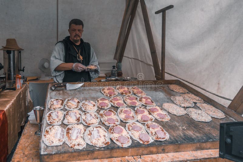 Mini padeiro da pizza em sua tenda foto de stock royalty free Mini padeiro da pizza em sua tenda foto de stock royalty free