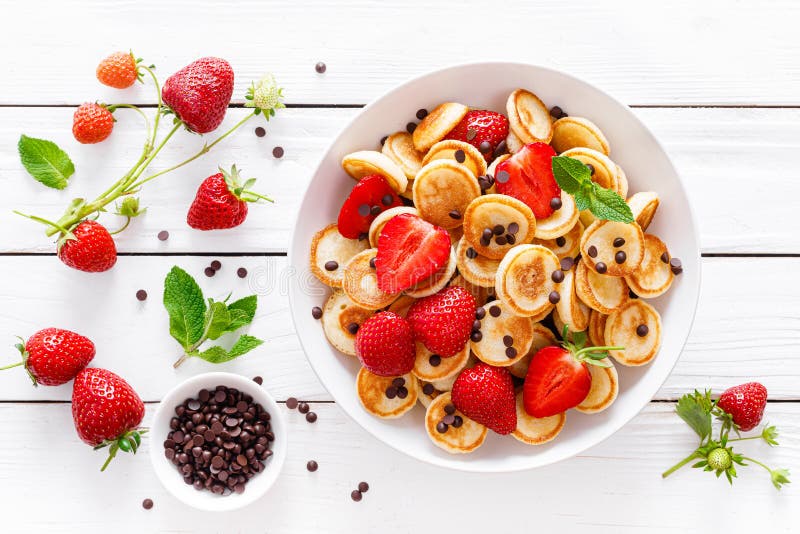 Mini pancakes with fresh strawberry and chocolate drops