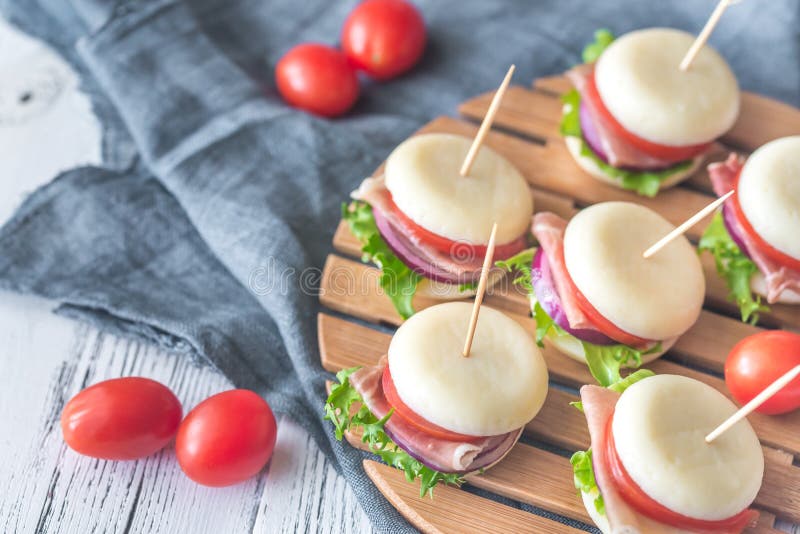 Mini Panini Di Prosciutto Di Parma E Del Formaggio Immagine Stock