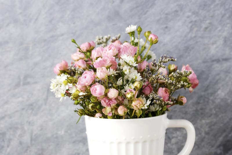 Mini roze nam bloemen in witte kop toe stock foto's Mini roze nam bloemen in witte kop toe stock foto's