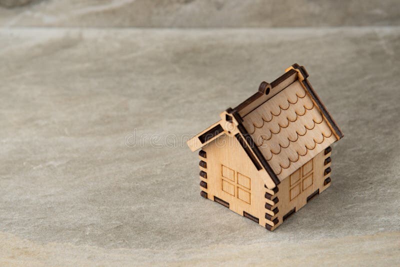 Miniatura del concetto di legno del bene immobile della casa fotografie stock Miniatura del concetto di legno del bene immobile della casa fotografie stock