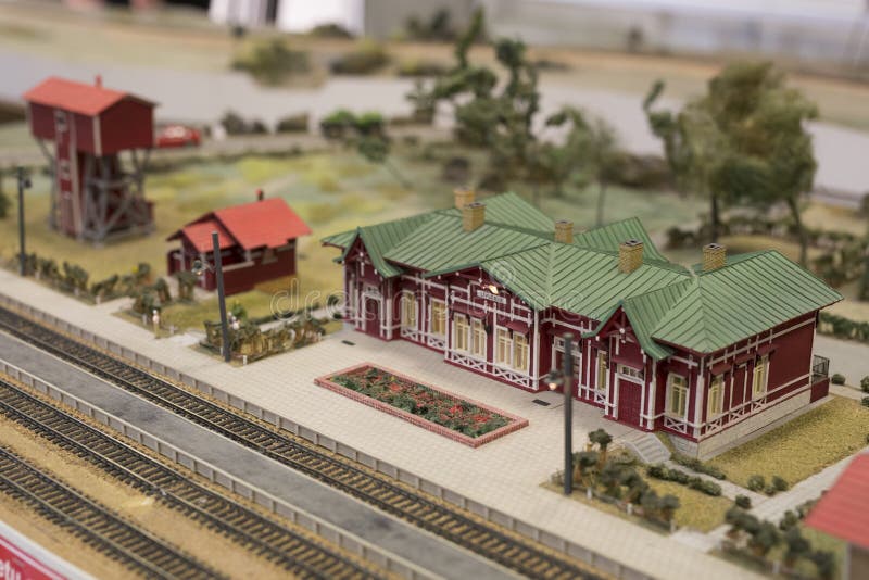 Miniatura del ferrocarril Modelo de la estación de ferrocarril retra fotos de archivo libres de regalías Miniatura del ferrocarril Modelo de la estación de ferrocarril retra fotos de archivo libres de regalías