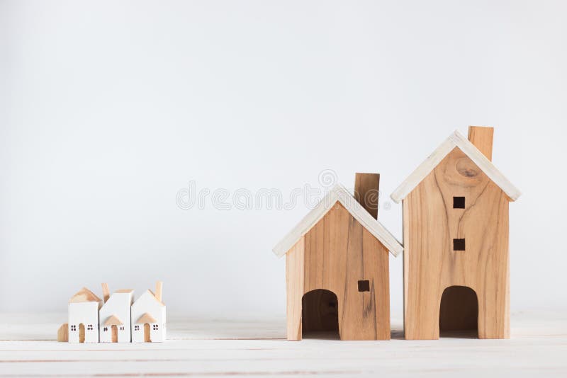 Miniatura i duży dom modelujemy na białym drewnianym tle zdjęcie stock Miniatura i duży dom modelujemy na białym drewnianym tle zdjęcie stock