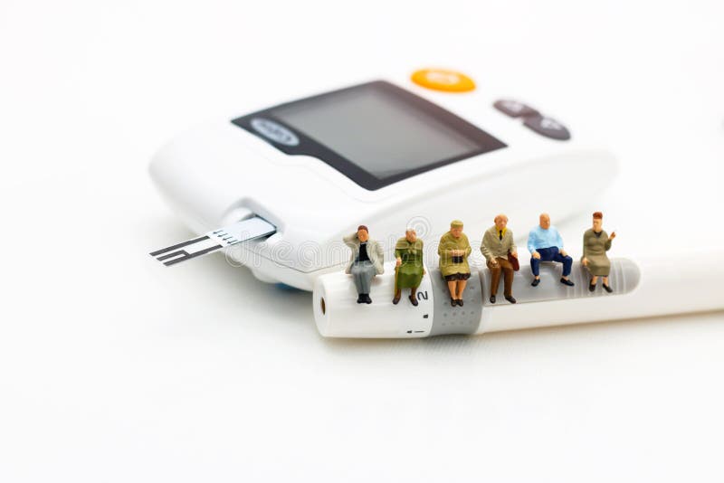 Miniaturangehörige, die auf einem Glukosezähler des Konzepts Diabetes , Wirtschaft und Gesundheitsfürsorge sitzen