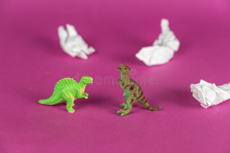 Desenho de dinossauro roxo fofo em pé