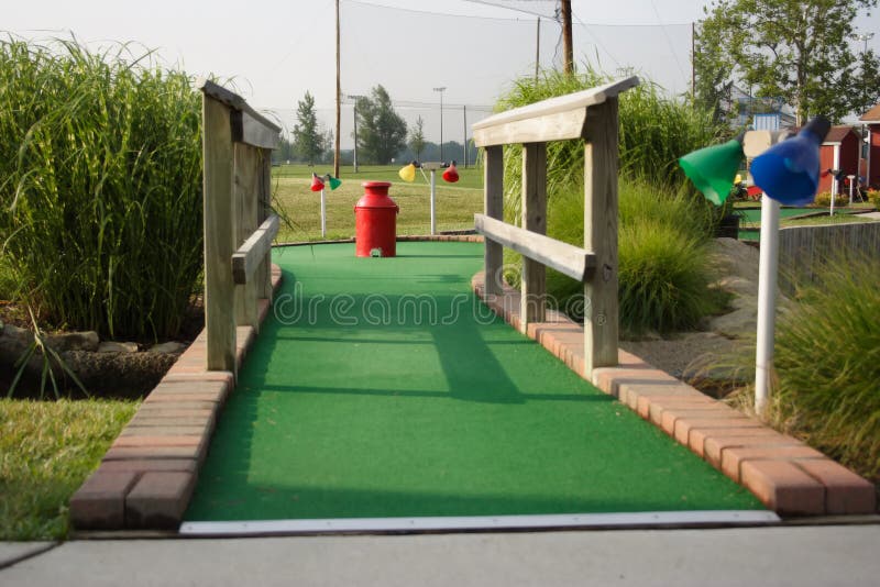 Miniature golf hole