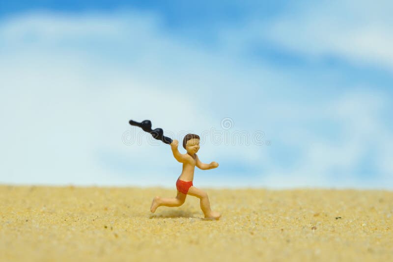 Miniature Personne Jouet Photo. Un Enfant Qui S'amuse à Courir Sur