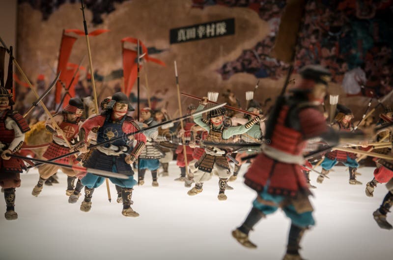 Miniaturen van traditionele Japanse militairen in Osaka Castle stock afbeeldingen Miniaturen van traditionele Japanse militairen in Osaka Castle stock afbeeldingen