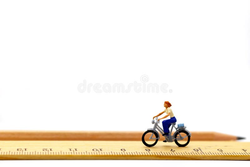 Miniaturfahrer fahren mit dem Fahrrad auf Holzgeländer