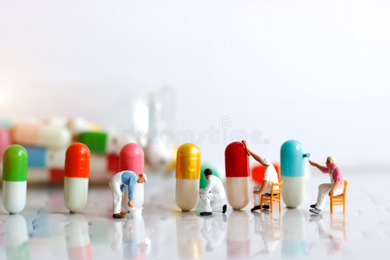 Miniaturleute: Arbeitskraftteambürste, die medizinische Kapsel malt