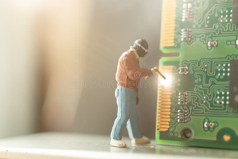 Miniaturleute: Computerschlosserreparatur Computerhardware stockbilder Miniaturleute: Computerschlosserreparatur Computerhardware stockbilder
