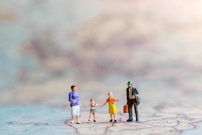 Miniaturleute: Familie, die Hand in Hand mit auf Weltkarte geht