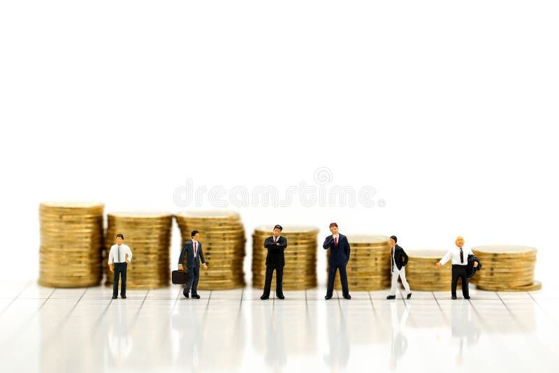 Miniaturleute: Geschäftsmann und Freund mit Stapel Münzen, BU stockfotos Miniaturleute: Geschäftsmann und Freund mit Stapel Münzen, BU stockfotos