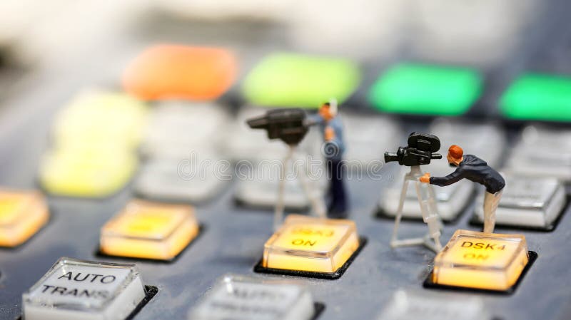 Miniaturleute: Journalisten, Kameramann, Videographer bei der Arbeit stockfoto Miniaturleute: Journalisten, Kameramann, Videographer bei der Arbeit stockfoto