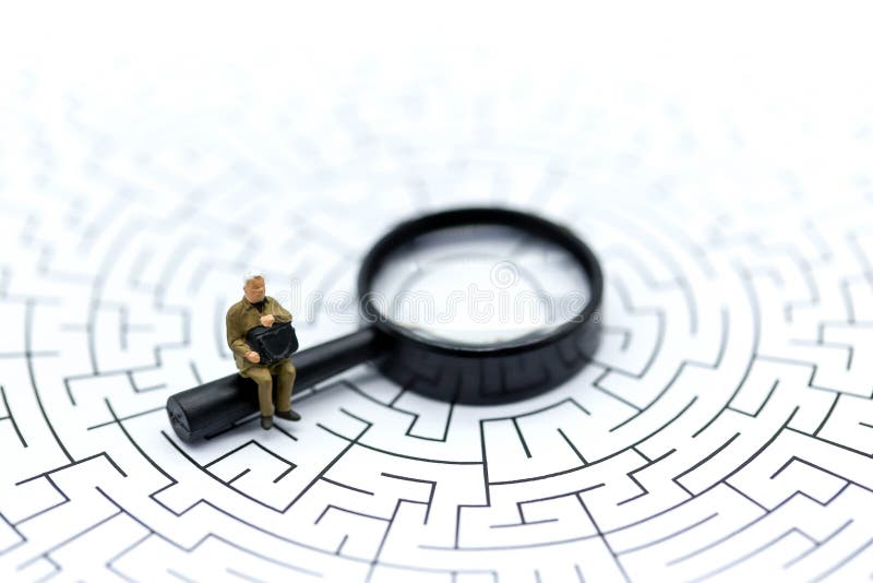 Miniaturleute: Lupe, die auf vorgewählt von b sich konzentriert lizenzfreies stockbild Miniaturleute: Lupe, die auf vorgewählt von b sich konzentriert lizenzfreies stockbild