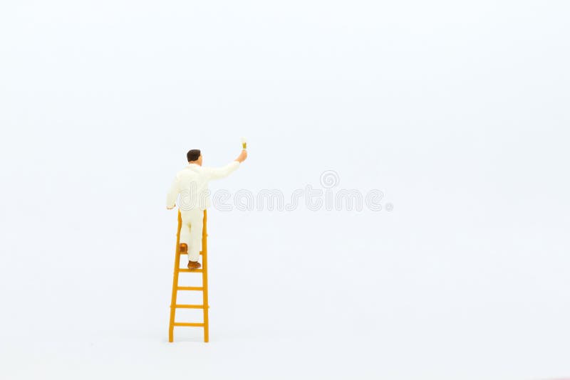 Miniaturleute: Minizahl mit Leiter und weiße Malerei vor einer Wand