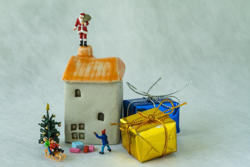 Miniaturowa postaci Santa Claus pozycja na dachowym kominie i childr obrazy stock Miniaturowa postaci Santa Claus pozycja na dachowym kominie i childr obrazy stock