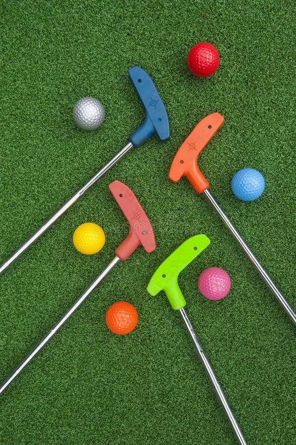 Miniaturowe piłki golfowe i Putters zdjęcie stock