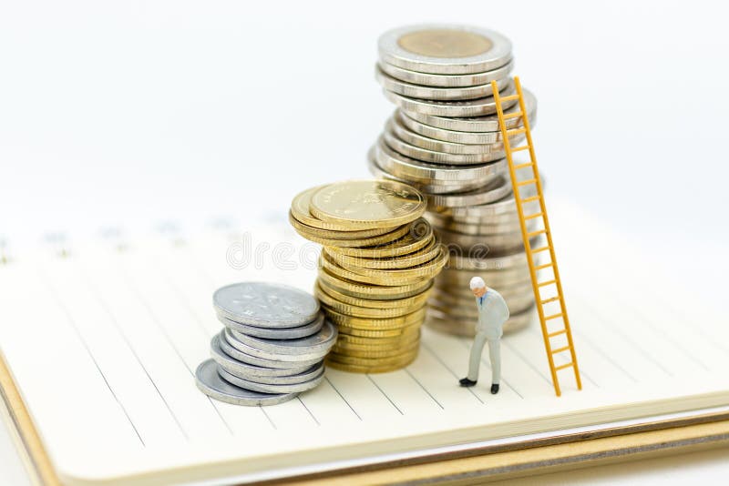 Miniaturowi ludzie: Biznesmen pozycja na stercie monety z schodkiem i główkowanie Wizerunku use dla pieniądze przyrosta up, bizne obrazy stock Miniaturowi ludzie: Biznesmen pozycja na stercie monety z schodkiem i główkowanie Wizerunku use dla pieniądze przyrosta up, bizne obrazy stock