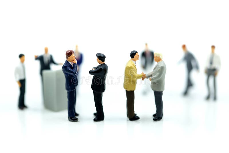 Miniaturowi ludzie: Biznesmen Prowadzi spotkanie konferencję Discussi zdjęcia royalty free Miniaturowi ludzie: Biznesmen Prowadzi spotkanie konferencję Discussi zdjęcia royalty free