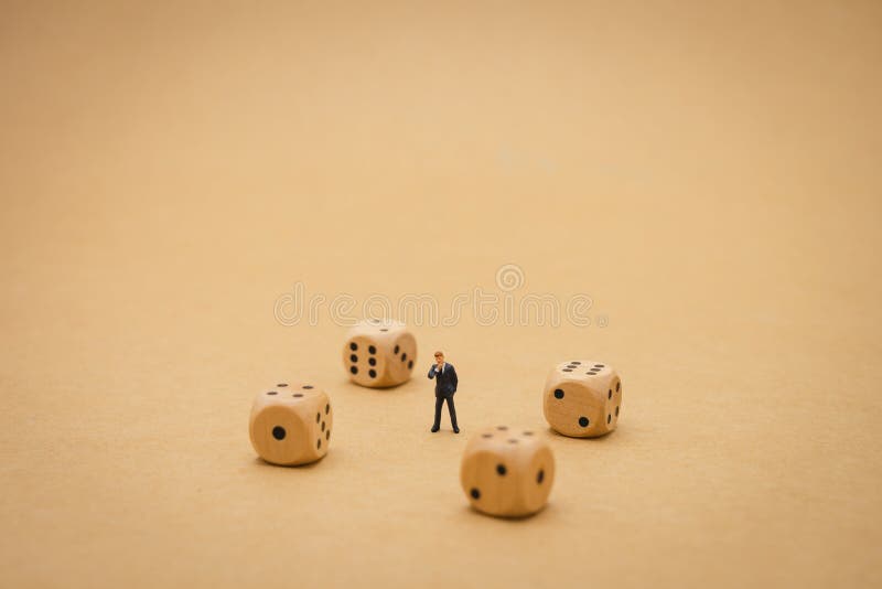 Miniaturowi ludzie biznesmen?w stoi na Panikuj? patrzej? rynek papier?w warto?ciowych Inwestorskiej analizy inwestycj? u?ywa? jak fotografia royalty free Miniaturowi ludzie biznesmen?w stoi na Panikuj? patrzej? rynek papier?w warto?ciowych Inwestorskiej analizy inwestycj? u?ywa? jak fotografia royalty free