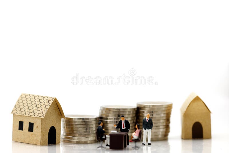 Miniaturowi ludzie: Biznesu drużynowy spotkanie z monety stertą zdjęcia royalty free Miniaturowi ludzie: Biznesu drużynowy spotkanie z monety stertą zdjęcia royalty free