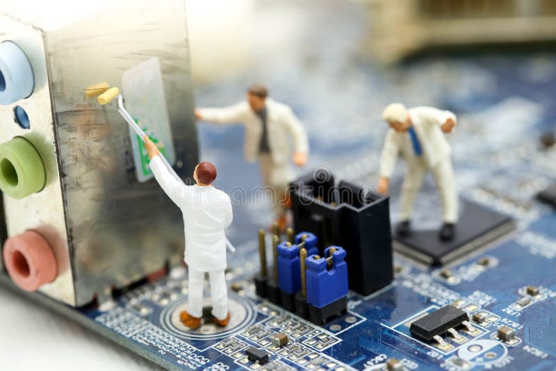 Miniaturowi ludzie: inżynier i pracownik pracuje na komputerowym mainb zdjęcia stock Miniaturowi ludzie: inżynier i pracownik pracuje na komputerowym mainb zdjęcia stock