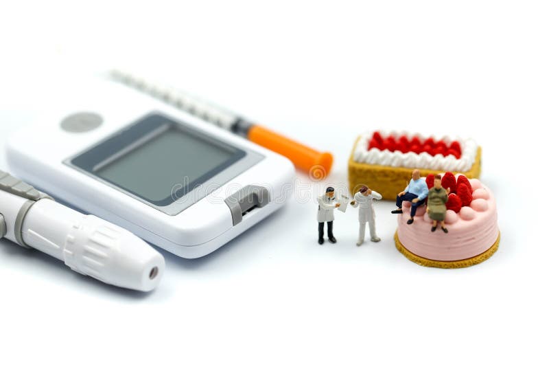 Miniaturowi ludzie: Lekarka i pacjent z glikoza metru diabete. Miniaturowi ludzie: Lekarka i pacjent z glikoz metrowymi cukrzycami badamy i Opryskujemy z pomiarową taśmą, pojęciem cukrzyce, zdrowymi stylami życia i odżywianiem,