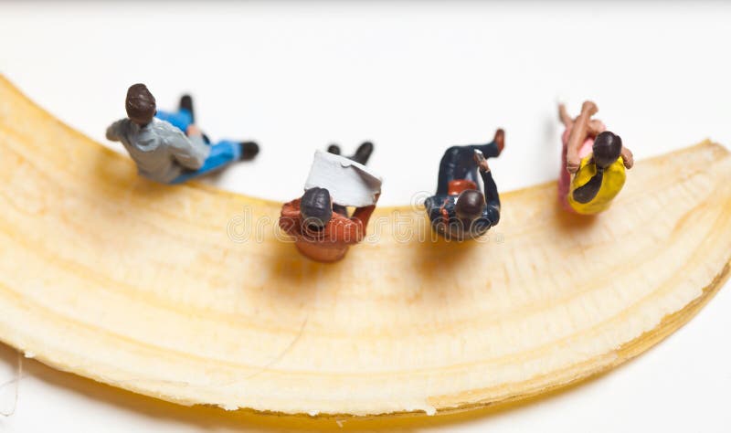 Miniaturowi ludzie w akci stting na Banan. Miniaturowi ludzie w akci w różnorodnych sytuacjach