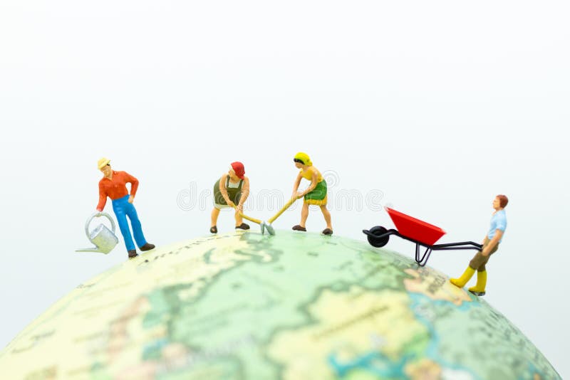 Miniaturowi ludzie: Wieśniacy uprawiają ziemię na kuli ziemskiej Wizerunku use dla Przemysłowego i rolniczego obraz stock Miniaturowi ludzie: Wieśniacy uprawiają ziemię na kuli ziemskiej Wizerunku use dla Przemysłowego i rolniczego obraz stock