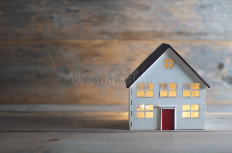 Miniaturowy dom nad drewnianym tłem zdjęcie royalty free Miniaturowy dom nad drewnianym tłem zdjęcie royalty free