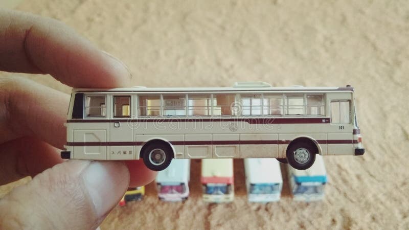 vos Aankoop huisvrouw Miniatuur bus met zand13 stock afbeelding. Image of voorwerp - 223628373