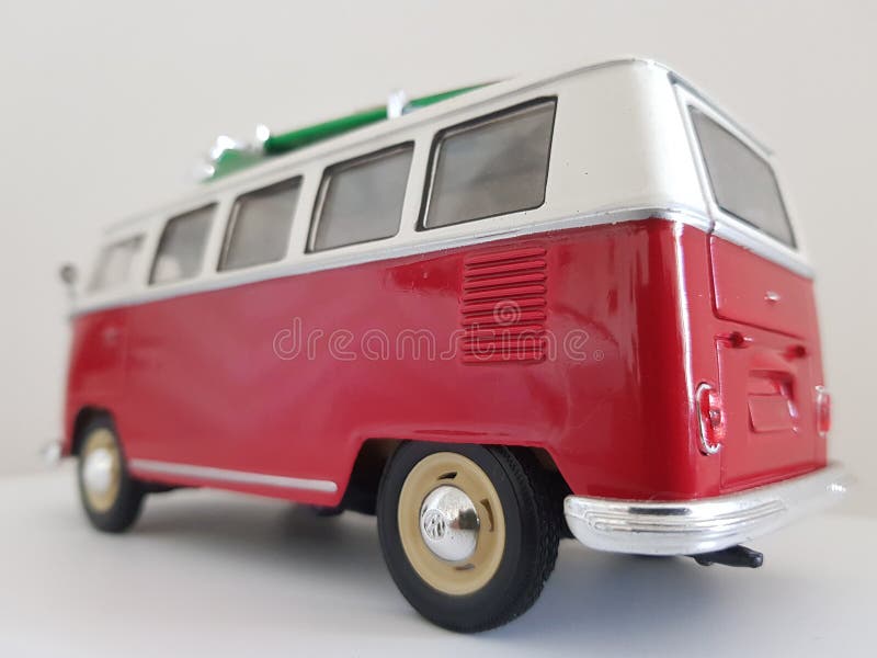 Miniatuur Klassieke Rode en witte Volkswagen-Kampeerautobestelwagens royalty-vrije stock fotografie Miniatuur Klassieke Rode en witte Volkswagen-Kampeerautobestelwagens royalty-vrije stock fotografie