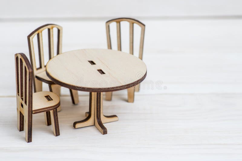 Miniatuur rustiek houten meubilair op houten achtergrond Uitstekende lijst en stoelen met exemplaarruimte stock afbeelding Miniatuur rustiek houten meubilair op houten achtergrond Uitstekende lijst en stoelen met exemplaarruimte stock afbeelding